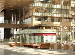 大阪駅構内！お洒落なイタリアバールで大募集★
陽気で、明るく、楽しいイタリアの雰囲気が楽しめる♪
まずはお気軽にご応募を◎