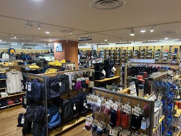 ＜写真は川崎ルフロン店の店内です!!＞
川崎ルフロン店で1日に働くスタッフの数は
平日：7～8名 / 休日：9～10名です。