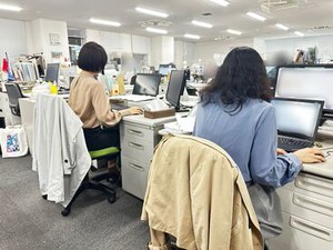 ピアス、ネイルOK♪服装も髪色もALL自由！自分らしく働けます！オシャレなままで出勤できるのでお仕事終わりにそのまま用事も♪
