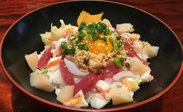 こちら、ある日のまかないです★新鮮な魚をふんだんに使った海鮮丼・・・こんな贅沢なまかないがタダで食べれます♪