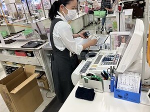 レジスタッフ！
《13～18時の内、4h～/18～22時/22～25時》採用中！
≪全店≫≪全商品≫に使える社割あり♪
スタッフから好評◎