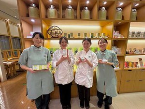 どれを持つ～？！と、
スタッフさん同士とても楽しそうに話されていました♪
後ろにはずらりと美味しいお茶が並んでいます☆