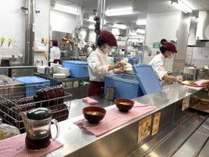 ＼大学内食堂の調理補助大募集☆彡／
調理資格や飲食キッチンの経験がなくても大丈夫な作業ばかりですよ◎