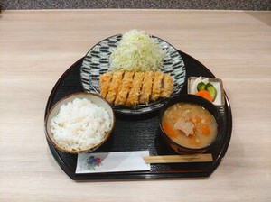 【無料なのに豪華!】とんかつの他にも、
店長が「みんなに食べてほしい！」と思った
自慢の食材で日替わりまかないを作ります♪