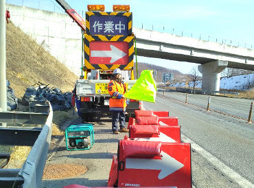 ＜一般交通誘導の様子＞
安全に道路を通行しているがどうか、
周りをよく見渡しましょう◎