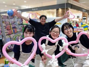 商業施設内で風船渡し♪
週末の月10日間働くだけで
＼18万4000円GET◎／
実際に働いている20代スタッフも
ほとんど月収18万超え!