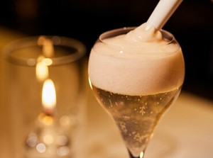 銀座の一等地にあるGINZA PLACE内！
バーカウンター、プライベートルームや
銀座和光の大時計を眺められるテラス席も♪
