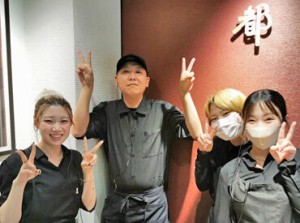 写真に写っている男性がこの店の店長！
バイト生との距離も近く、話しやすいと周りから評判なんです◎
気軽に応募してください♪