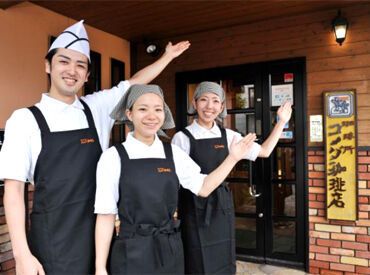 制服はここだけの特別仕様！
ジーンズで有名な児島駅前店なので
制服にもデニムの生地を使っています！
一味違ったオシャレさ♪