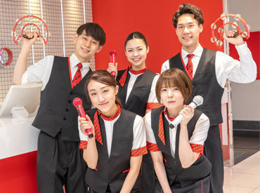★オープニングスタッフの 大募集★
バイトデビュー歓迎♪
ビッグエコーSTAFFなら…
社割50％OFFでお得に歌えちゃうんです♪