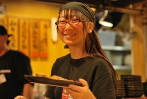 ★学校やサークルとは違う友達がココに…★
お客様もノリが良い人が多いので、
本当に楽しく働けちゃいます♪