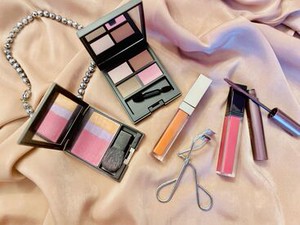 化粧品の検品・シール貼り作業♪
重量物を扱う作業も
難しい作業も一切なし♪