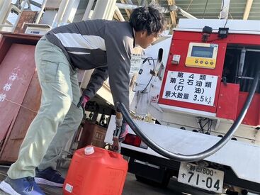 幅広い年代のスタッフが活躍中！
ご家庭に向けて灯油を配送。
「いつもありがとう！」街のみなさんに愛されるお仕事です♪