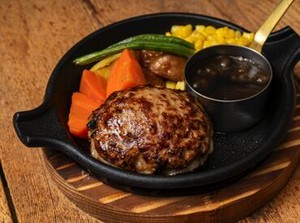 まかないは人気のハンバーグの他、
リクエストにもお応えします！
新作や試作品も食べられるので、
バイトに行くのが楽しみに…
