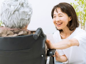 《未経験・無資格も大歓迎♪》
グループホームは少人数制！
利用者さんの生活に寄り添ったケアに集中できます◎