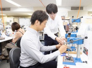 職場は20～40代が多く活躍しており、
和気あいあいとした雰囲気＊
交通費全額支給や社会保険完備など、安心して働けます◎