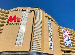 ＼パチンコの知識は一切不要！／
景品補充や清掃など
裏方のお仕事がメインです◎
誰でも気軽に始められます♪