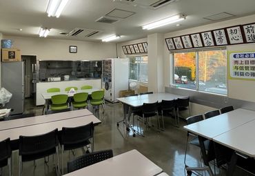 休憩室は広々◎
コンロ・電子レンジ・冷蔵庫あり！
コンビニは会社のすぐそば！