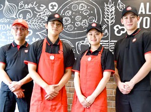 【社割あり】友達や家族と一緒にピザハット商品をお得に楽しめる♪
【髪色自由】金髪やピンク色のスタッフも活躍中!経験者優遇◎