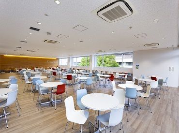 ＼福利厚生充実★彡／
オープンテラスの休憩室や
パウダールーム完備！
各種自社サービスも利用可能♪
＊感染症対策も万全�です＊