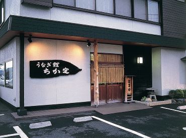 こちらは店舗の外観です！
無料駐車場を完備しているので、車/バイク/自転車⇒日頃の移動手段で通勤いただけます♪