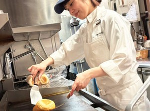 【池袋駅~徒歩6分】
白を基調にした店内に、アクセントの古材で温かみをプラス♪
明るくオーガニックな雰囲気のインテリアです！