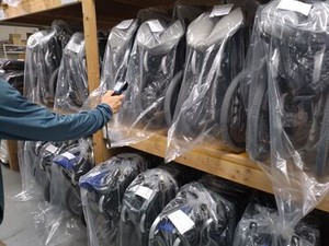 ＜Step1＞
ハンディー（QRコード読み取り機）を使用して
レンタル商品を棚からピッキングします。