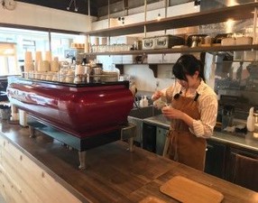 思わず友達を誘いたくなるおしゃれなお店！
ウッド調の癒される空間で働けます♪
スタッフ同士の仲の良さも自慢です◎