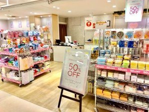 キャラクターグッズやファンシー雑貨など…
”カワイイ”に囲まれて働けます★
服/髪/ピアス/ネイル…オシャレ自由♪