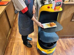 なんと！お料理・飲み物の提供は
ロボットが行います◎
注文もタッチパネルなので
オーダー伺いもありません！