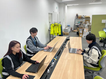 あなたの経験を活かして、物流の現場を支えませんか？
チームワーク抜群の職場で、一緒に成長していきましょう！