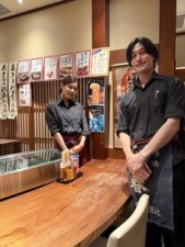 一人一人の個性を大切に働けるお店です。
上下関係はほとんどありません。
人当たりの良い先輩社員たちが
待っています★