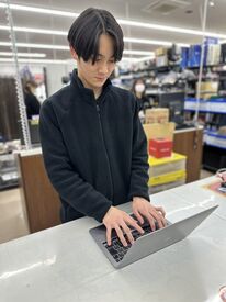 商品を陳列したり、接客したり…
好きなものに囲まれて働けます☆*
自分が並べた商品をお客様が手に取る喜びはひとしお！