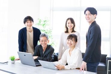 主婦(夫)／フリーター／大学生etc…
幅広い年齢層の方が活躍できる環境！
他のバイトと掛け持ちにもピッタリ★
※写真��はイメージ