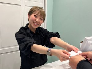 ☆美容院の受付募集☆
仕事中でもおしゃれがしたい！
そんなアナタにおすすめです♪