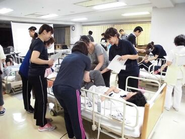 平均年齢は30代前半です。男女比は半々です。
スタッフ同士が上手く連携を取れるよう、
コミュニケーションを大切にしています！