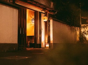 赤坂うさぎやとは…
1階：バー　2階：レストラン　3階：個室
日本家屋を改装した隠れ家のような店内◎
和服の制服もポイント♪