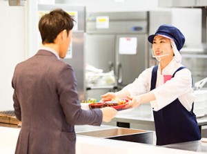 中部・関東・関西・北陸を中心に1000件以上の施設の給食や清掃・寮の管理などを任されている当社。安定性はバツグン！