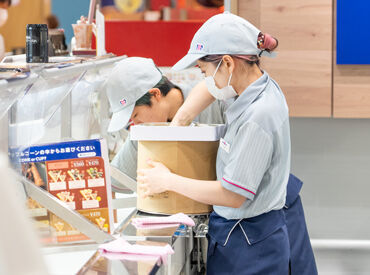 はじめは元気に
「いらっしゃいませ！」が言えればOK。
たくさんの仲間と一緒に協力しながら
ニコニコ笑顔でお仕事しましょう！