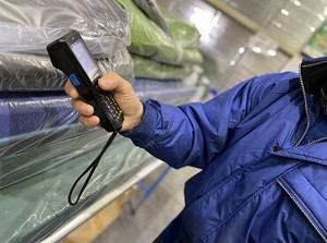 ＜Step1＞
ハンディーを使用して
レンタル商品を棚からピッキングします。
コードを読み込んで商品を確認！