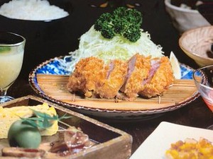 おしゃべり好きな方にピッタリ♪
『どこからお越しですか』
『○○へ行きましたか』など
会話を楽しみながら働けます◎