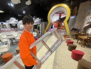 パーク内で脚立を運んでいる様子です♪カンドゥーの和気あいあいとした空気で楽しく仕事ができる環境です◎