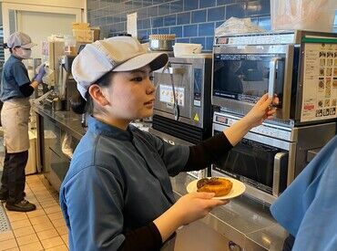 ●ドーナツ割引制度あり
●休憩時にドーナツ&ドリンクが無料
スタッフだけの特権♪
美味しいドーナツをお得にGETできちゃう◎