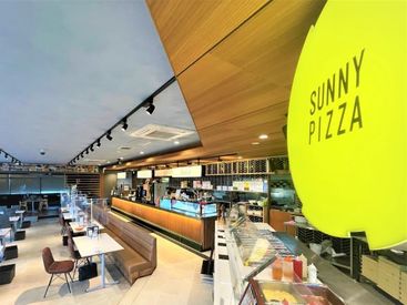 ＜ピッツァ専門店 SUNNY PIZZA＞
10代スタッフ活躍中！
香ばしい香り漂うオシャレな空間で私たちと一緒に働きませんか？