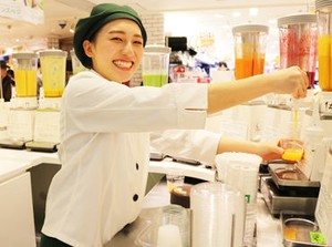 スタッフの約4割がバイト自体初めて♪
「社会人マナーも教えてもらえました」「指導もわかりやすい！」等丁寧な研修も好評◎