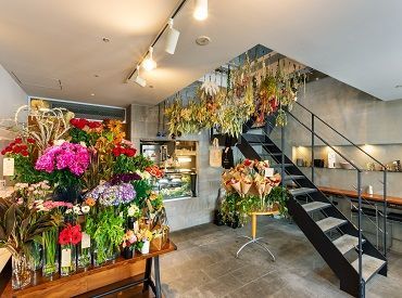 家族やお友達に自慢したくなってしまうようなオシャレな外観♪
お花とCafeのコラボ☆