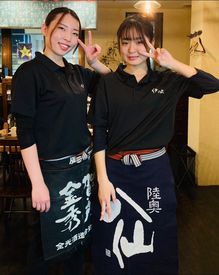 ■スタイリッシュな制服■
落ち着いたブラック系の制服が人気☆
スタッフ同士��、協力し合いながら店舗運営しています◎