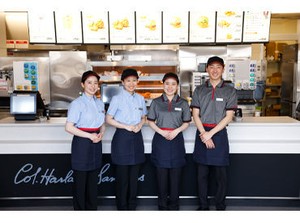 KFCには幅広い年代のスタッフが在籍！
初めてのバイトの若手Staffさん～シニアの方まで、
皆さんが活躍できる環境です！