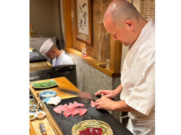 扉を開けて中へ入ると、カウンターのみの思わず見惚れるおしゃれな店内☆
「こんな所で働きたかった」が叶うお店。