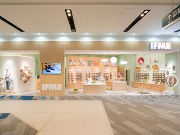 ▼西宮ガーデンズ内のキレイな店舗▼
お店はショッピングモール内だから！
社割アリ⇒バイト前やバイト終わりにショッピングも♪